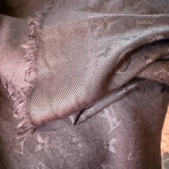 Louis Vuitton scarf gray color - Picture 5 of 8